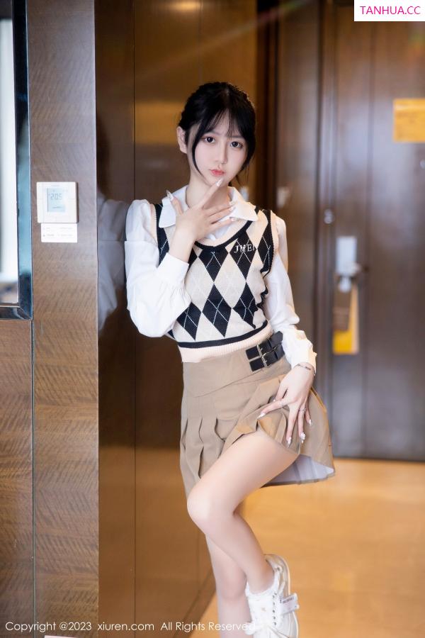  [XiuRen]高清写真图 2023.02.27 No.6329 谢小蒽 短裙美腿第3张图片